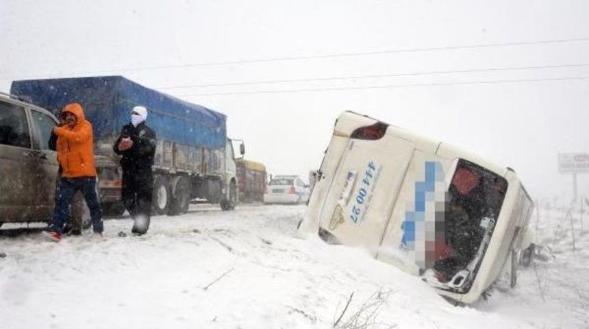 Konya&rsquo;Da Kar Etkili Oldu, Kazalarda 30 Kişi Yaralandı