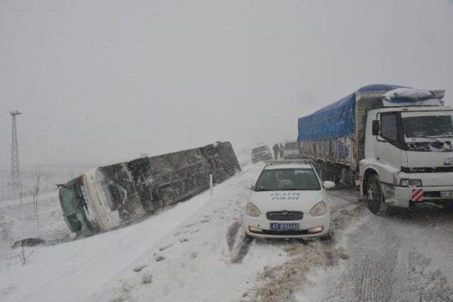 Konya’Da Kar Etkili Oldu, Kazalarda 30 Kişi Yaralandı