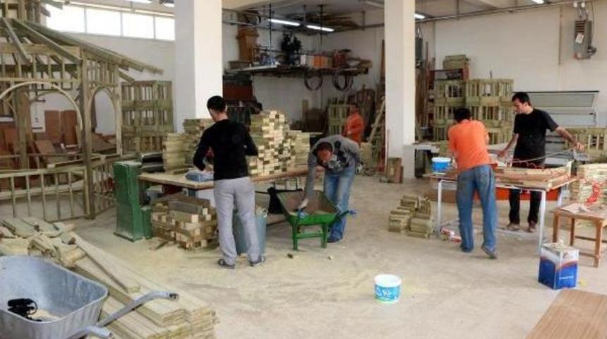 Mahkumlar, Ormanlara Piknik Masası Ve Kamelya Yapıyor