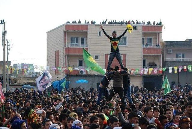 İdil’de Yağışlı Havaya Rağmen Nevruz Kutlandı