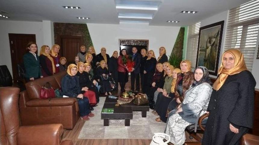 Ak Parti Kadın Kollarından Başkan &Uuml;z&uuml;lmez&rsquo;e Ziyaret