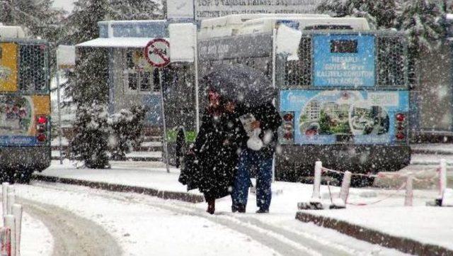 Kartepe'de Kar Kalınlığı 80 Santime Çıktı