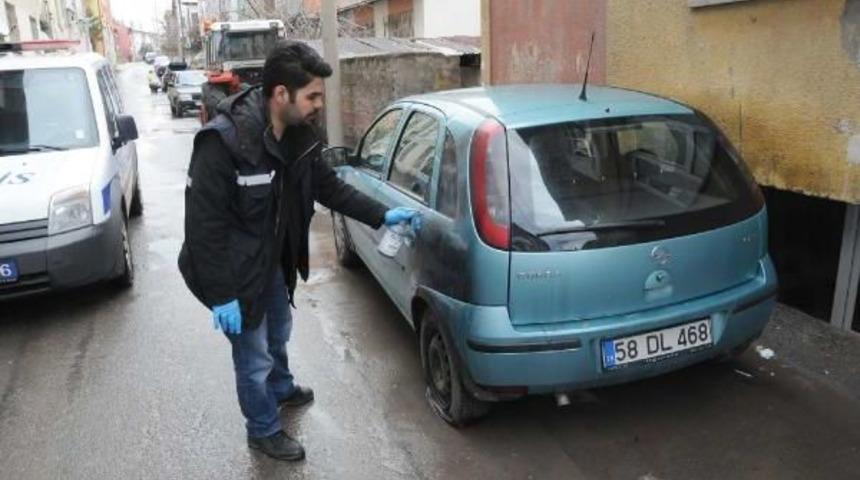 Park Halindeki Otomobillerin Lastiklerini Kestiler