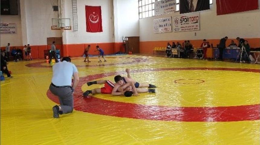 Okullar Arası G&uuml;reş M&uuml;sabakaları Niğde&rsquo;de Yapıldı