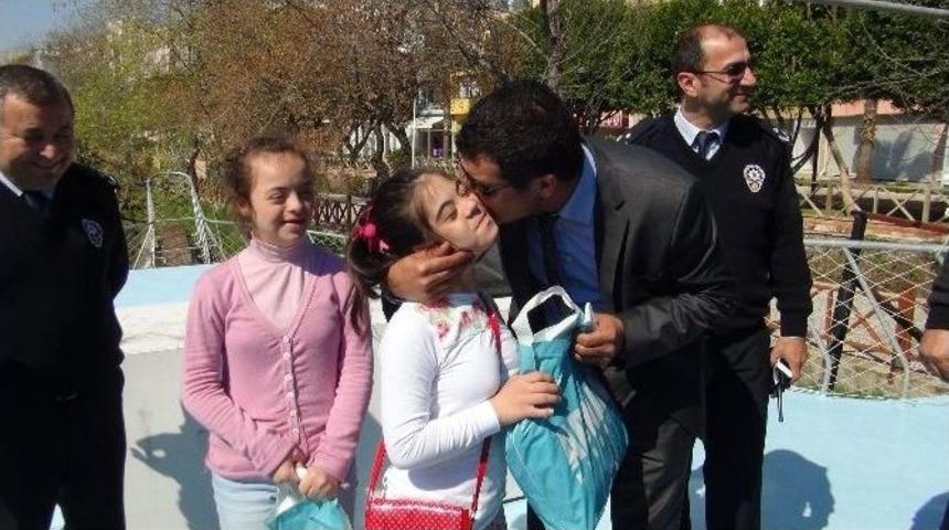 Down Sendromlu &Ccedil;ocuklara Polisten Bot Turu