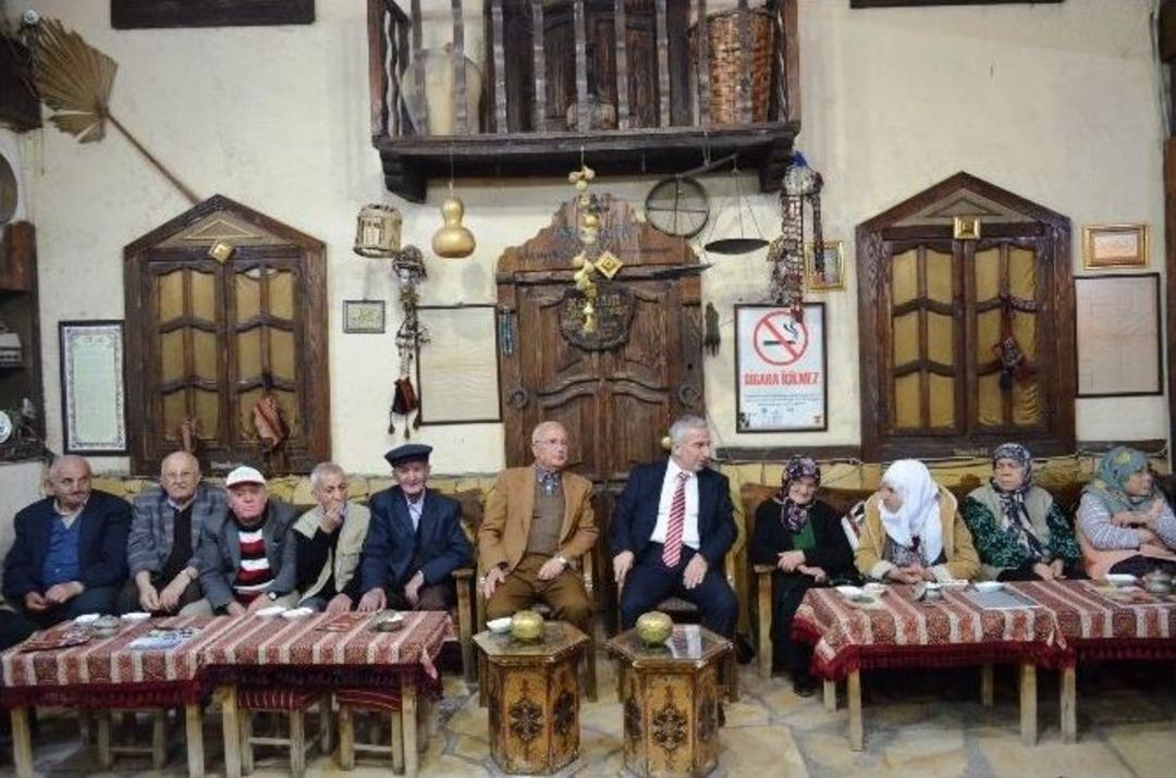 Vali Kam&ccedil;ı Huzurevi Sakinlerine Nostalji Yaşattı