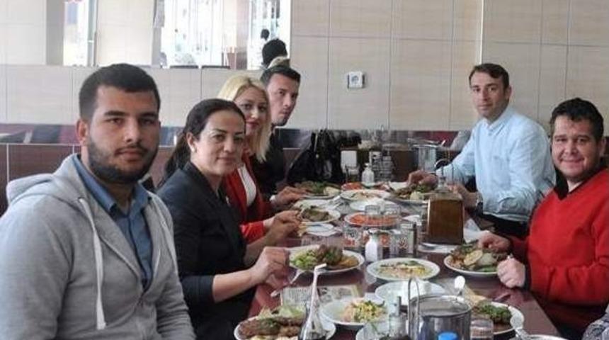 Ak Parti Aday Adayı Aras, &Uuml;niversiteli Gen&ccedil;lerle Buluştu