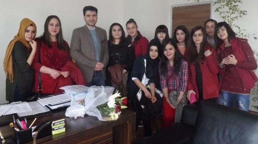 &Ouml;ğrencilerden Hastalara Karanfil