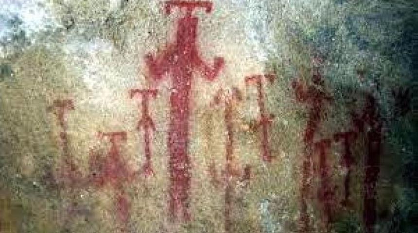 8 Bin Yıllık Kaya Resimlerinin Bulunduğu Beşparmak Dağı'nda, Kayalara Sprey Boyayla Yazı Yazdılar