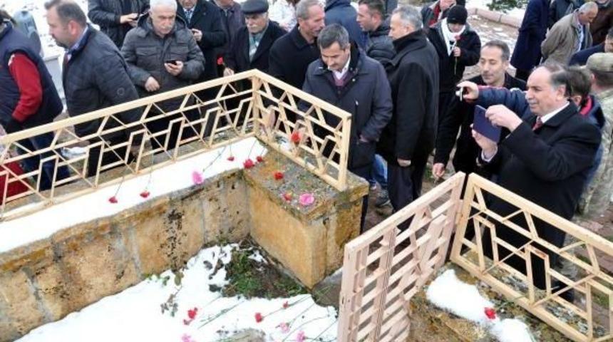 Aşık Veysel, Mezarı Başında Anıldı