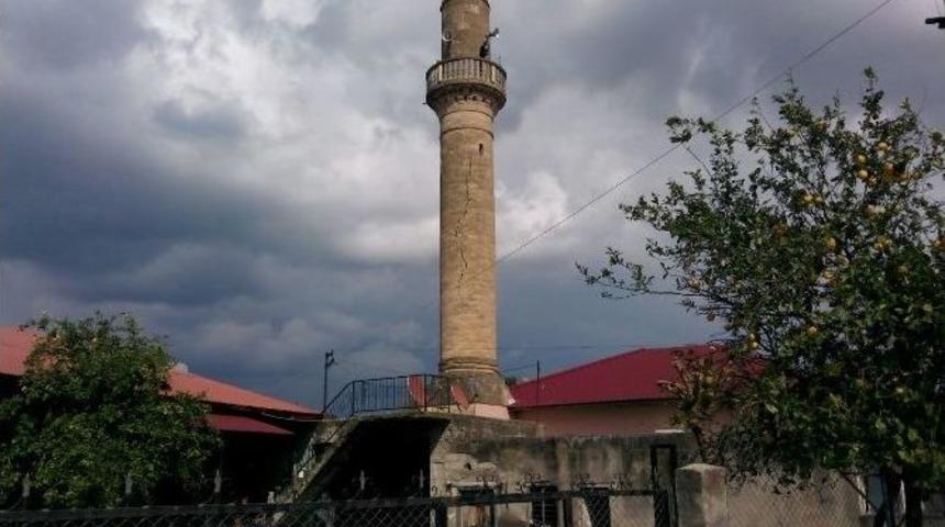 Cami Minaresine Yıldırım D&uuml;şt&uuml;