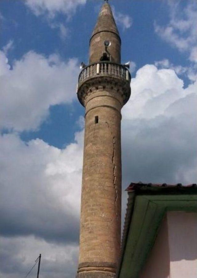 Cami Minaresine Yıldırım Düştü