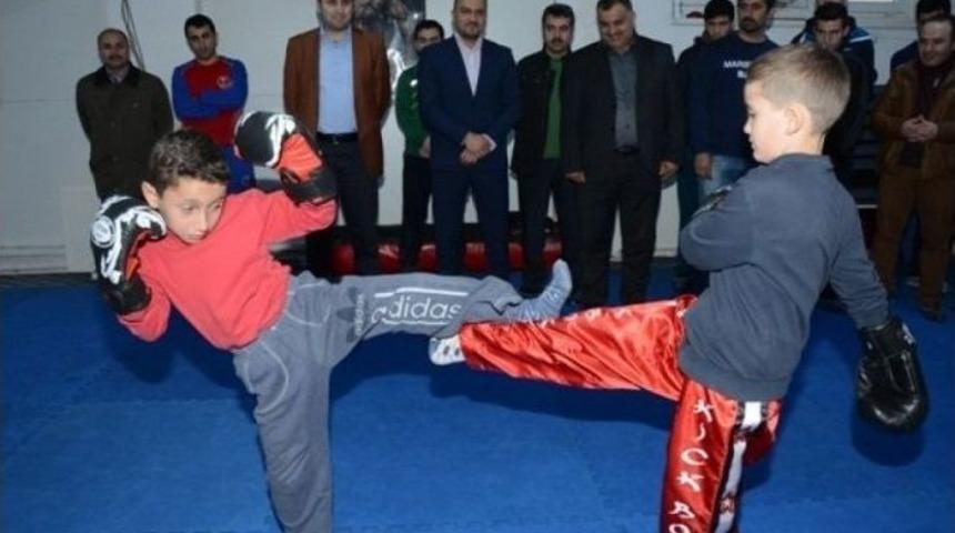 Başkan Eroğlu, Minik Sporcu İle Kick Boks Yaptı