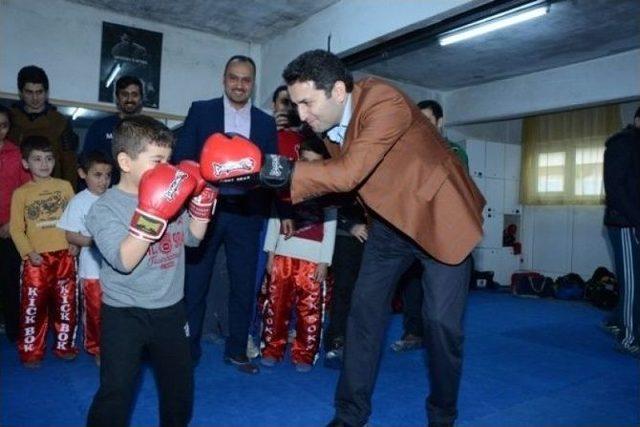 Başkan Eroğlu, Minik Sporcu İle Kick Boks Yaptı