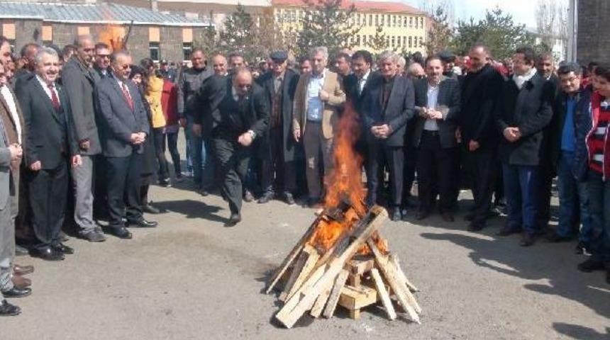 Nevruz Ateşinin I&ccedil;ine D&uuml;şmekten Son Anda Kurtuldu