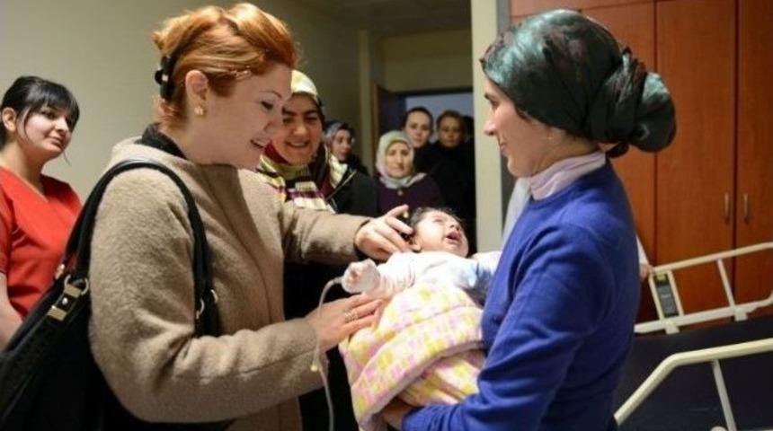 Vali Deniz&rsquo;in Eşi Olcay Deniz, Devlet Hastanesinde Yatan Yaşlı Ve &Ccedil;ocuk Hastaları Ziyaret Etti