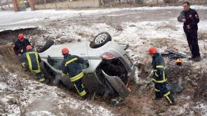 Otomobil Şarampole Devrildi: 3 Yaralı