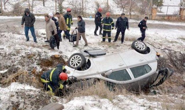 Otomobil Şarampole Devrildi: 3 Yaralı