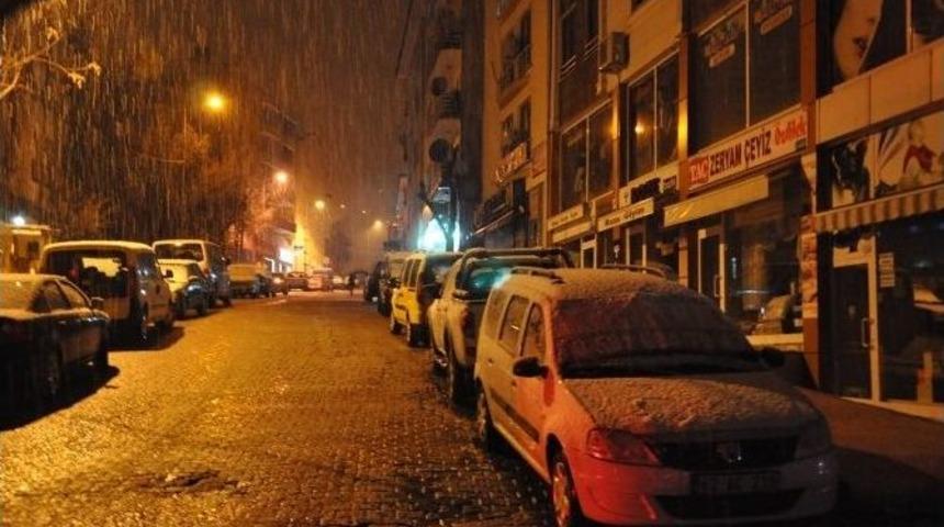 Tunceli&rsquo;de Kar Yağışı Ulaşımı Olumsuz Etkiliyor