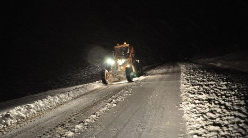 Baharda Yağan Kar Yolları Kapattı