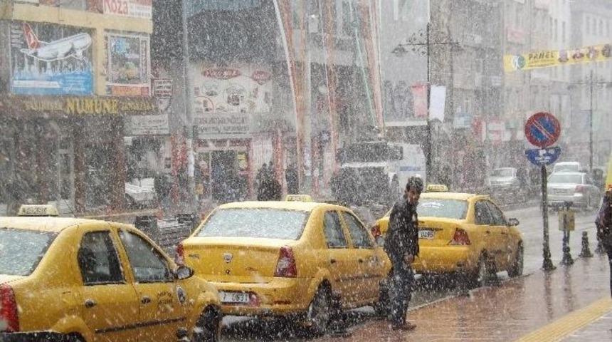 Van&rsquo;da Kar Yağışı