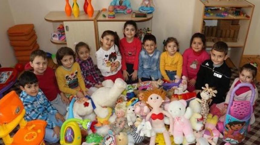 Bu Kumbara K&ouml;y &Ccedil;ocukları I&ccedil;in Oyuncak Topluyor