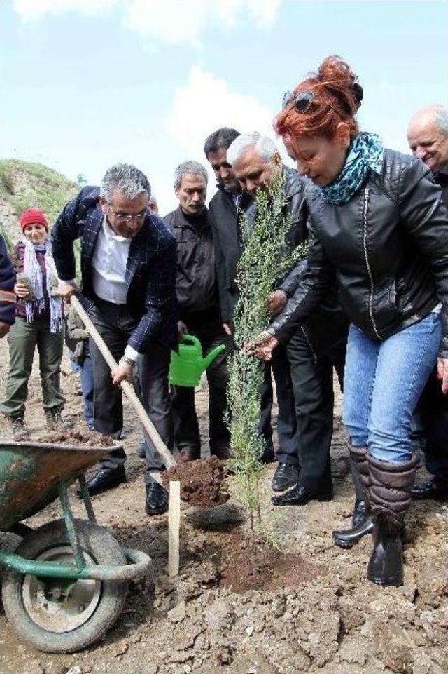 İzmir’de Evlenen Her Çifte Bir Fidan