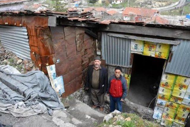 Evleri Heyelanda Zarar Görünce Çatıda Yaşamaya Başladılar