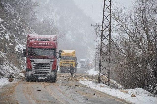 Tunceli’de Kar Yağışı Köy Yollarını Ulaşıma Kapadı