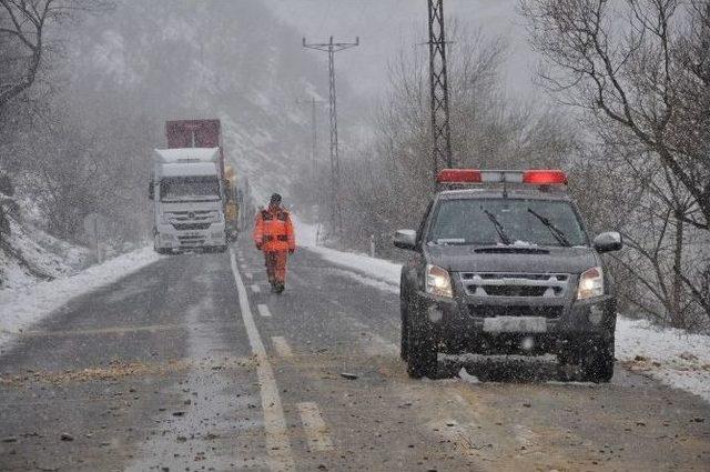 Tunceli’de Kar Yağışı Köy Yollarını Ulaşıma Kapadı