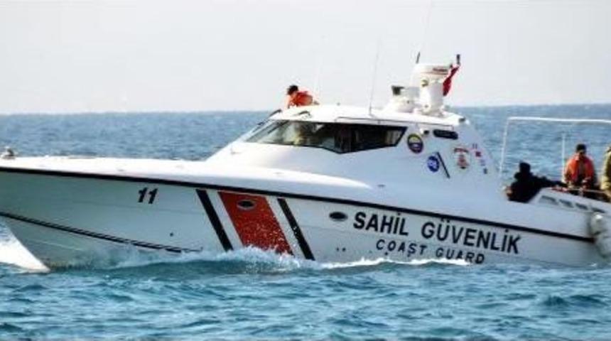 Kayalıklarda Botları Batan Ka&ccedil;akları Sahil G&uuml;venlik Kurtardı