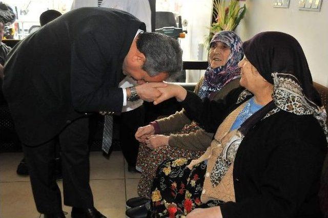 Başkan Akkaya Yaşlıları Evlerinde Ziyaret Etti