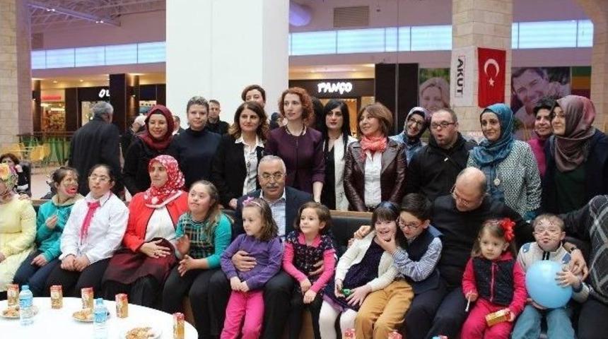 Down Sendromlu &Ouml;ğrencilere Parti