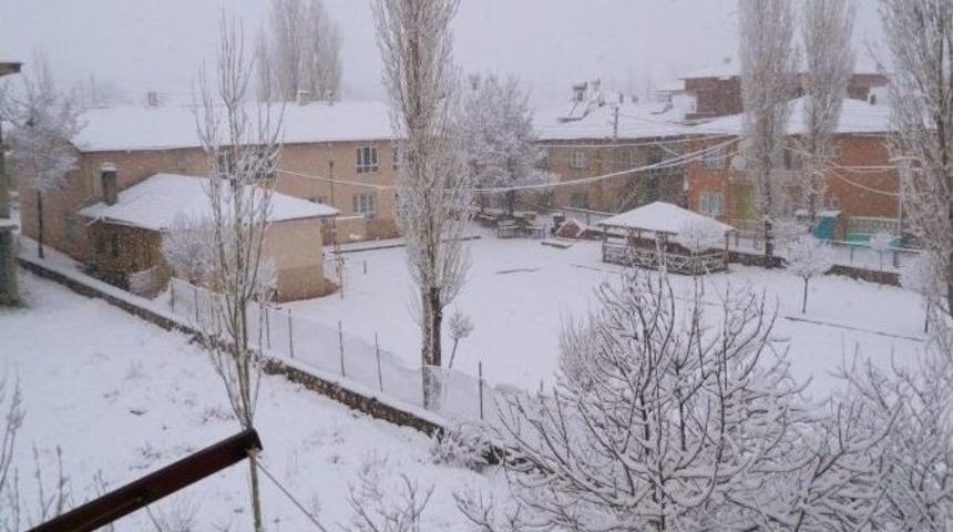 Doğanşehir&rsquo;de Kar Yağışı Ulaşımı Etkiledi