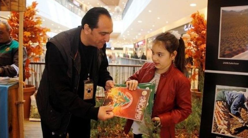 İzmir Optimum&rsquo;da Dağıtılan 5 Bin Fidan Kısa S&uuml;rede T&uuml;kendi