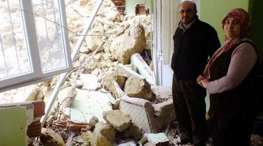 Toprak Kaydı Apartman Duvarını Yıktı