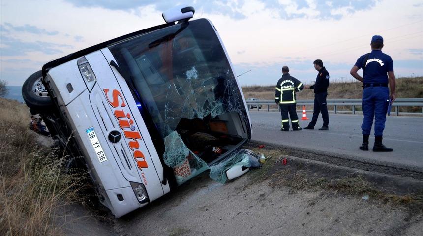 Amasya'da yolcu otobüsü devrildi: 1 ölü, 12 yaralı