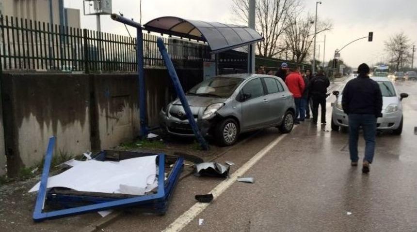 Otomobil Durakta Bekleyen Yolcuyu Ezdi