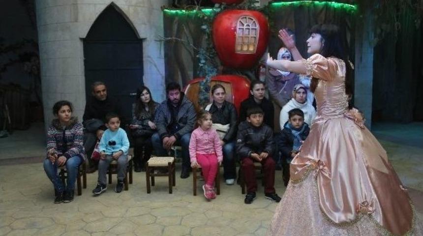 D&uuml;nya Masal Anlatma G&uuml;n&uuml; Masal Şatosunda Kutlandı