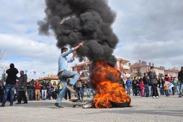 Nevruz Ateşinden Atlamak Isterken Üzerine Düştü