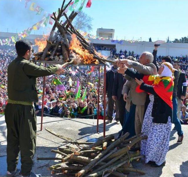 Adana'da Hdp'nin Nevruzunda Mhp'li Başkan Çiçeği Krizi