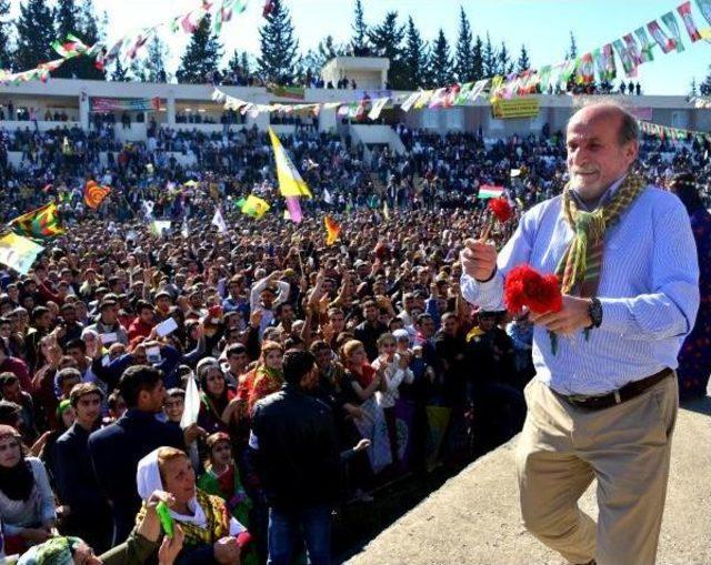 Adana'da Hdp'nin Nevruzunda Mhp'li Başkan Çiçeği Krizi