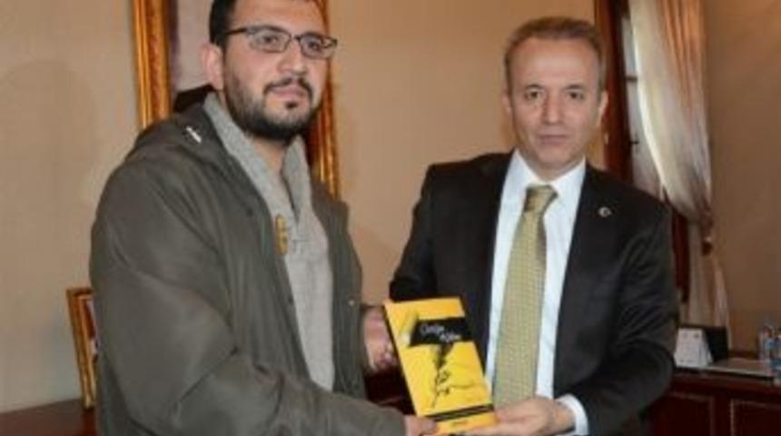 Afyonkarahisarlı Gazeteci K&ouml;şe Yazılarını Kitaplaştırdı