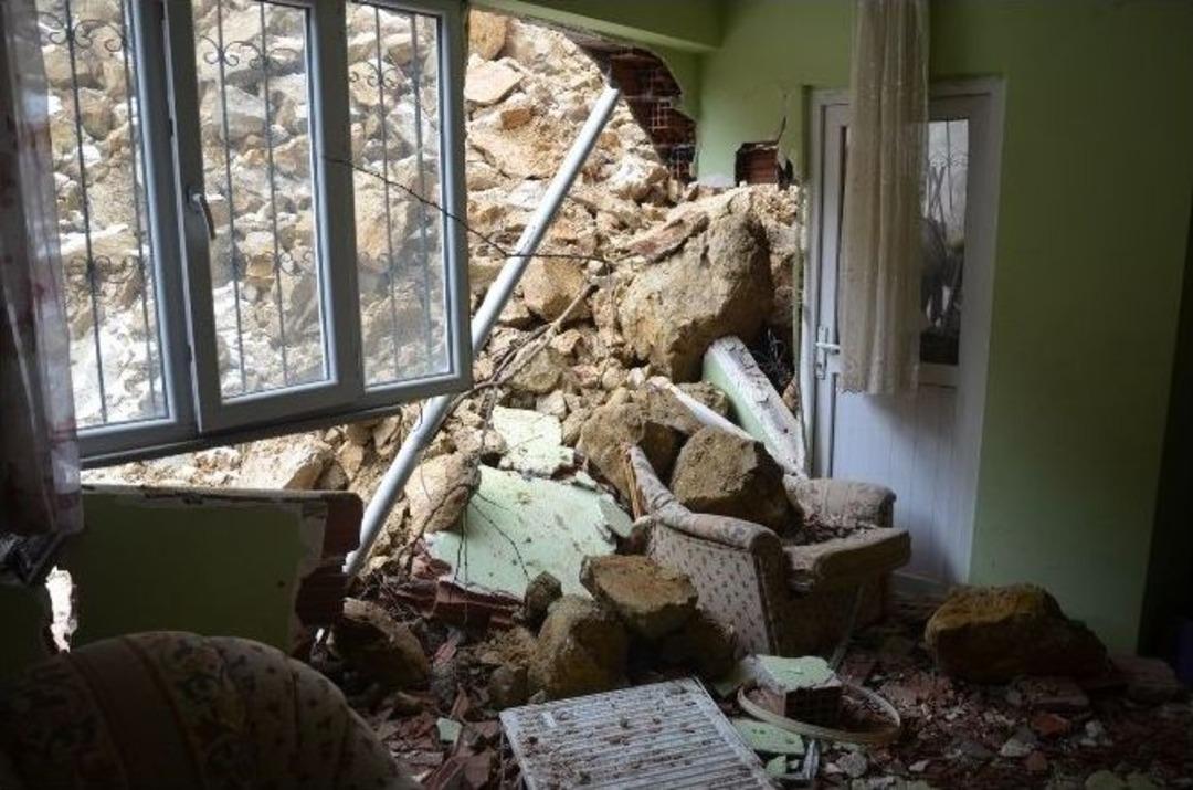 Toprak Kayması Az Daha &Ouml;ld&uuml;r&uuml;yordu