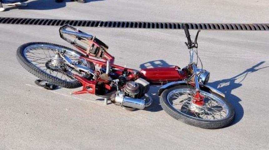 Tır Motosiklete &Ccedil;arptı: 1 &Ouml;l&uuml;, 1 Yaralı