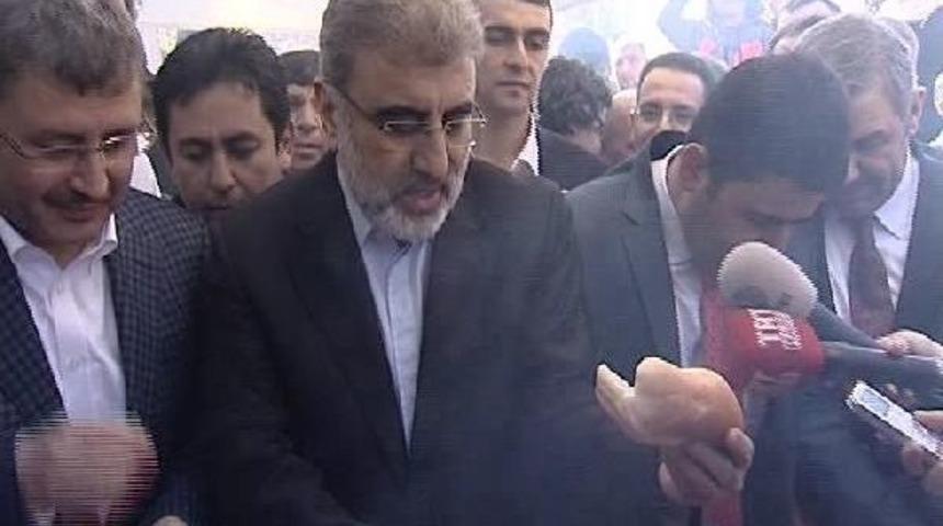 Enerji Bakanı Taner Yıldız &Uuml;sk&uuml;dar'da Sucuk-Ekmek Dağıttı