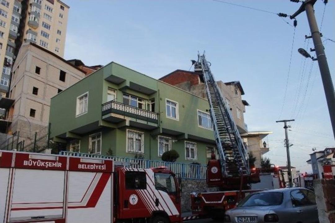 3 Katlı Binanın &Ccedil;atısı Alev Alev Yandı