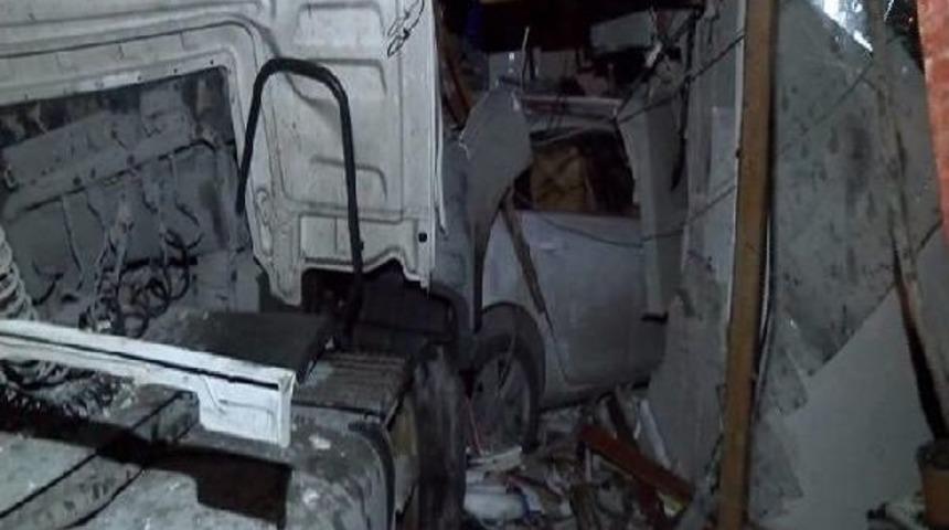 Kemerburgaz'da Hafriyat Kamyonu Balık&ccedil;ı Restoranına Girdi: 1 &Ouml;l&uuml;, 1 Yaralı