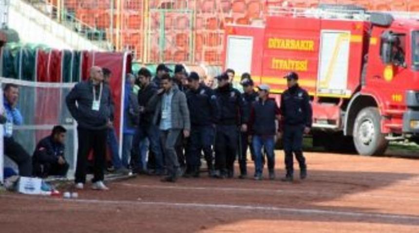 K&uuml;freden 3 Taraftar 1 Yıl M&uuml;sabakalardan Men Edildi