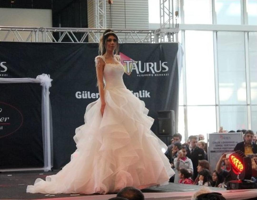 Chloe Loughnan Ankara&rsquo;da Gelinlik Giydi